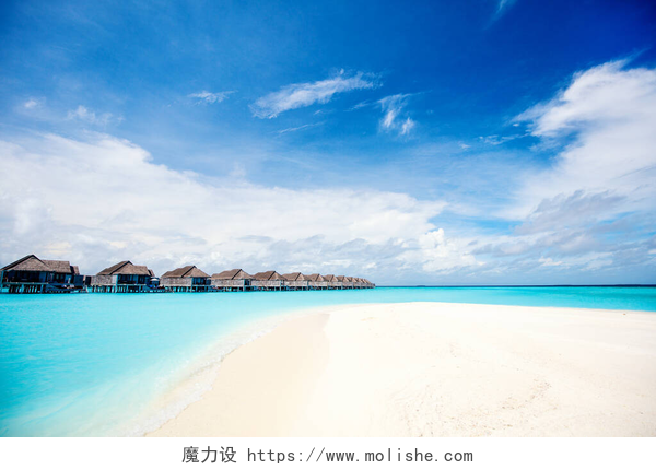 蓝天下的唯美大海马尔代夫奇异岛屿上美丽的热带海滩